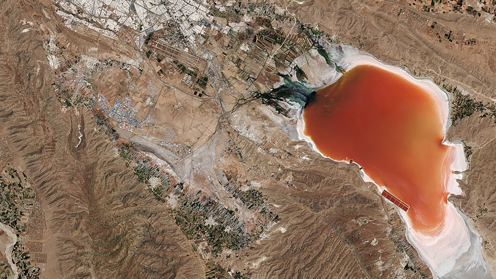 دریاچه مهارلو شیراز شیراز,معماری شیراز,دریاچه صورتی شیراز